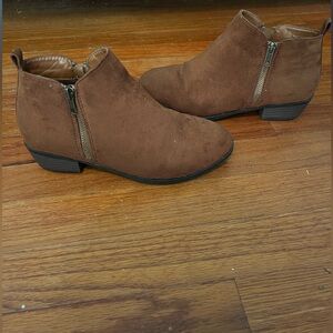 Women’s size 6 Pierre Dumas booties